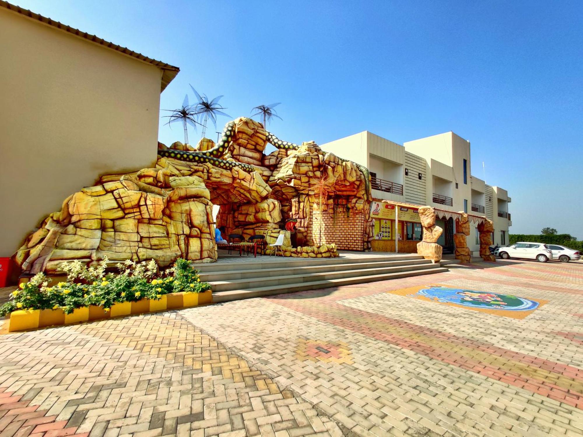Wet N Wild Water Park & Resort Mendarda Exterior photo