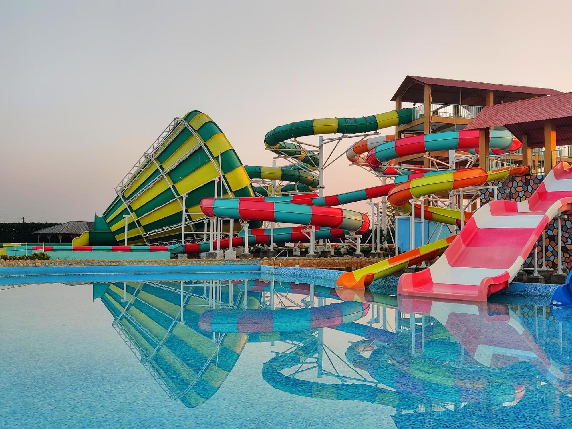Wet N Wild Water Park & Resort Mendarda Exterior photo